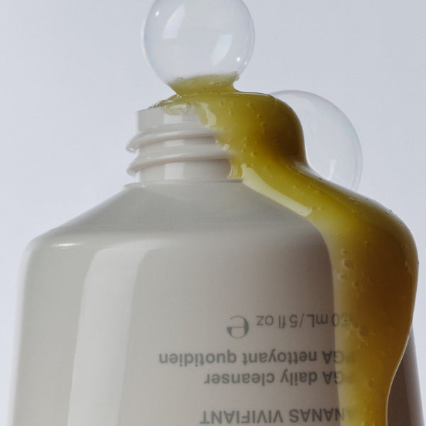 Pineapple Refresh Cleanser na modelu