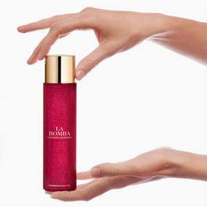 Carolina Herrera La Bomba Shimmering Body Oil u ruci