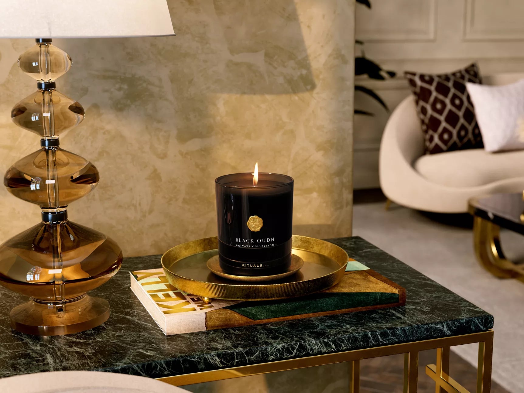 The Rituals PRIVATE COLLECTION Black Oudh Mirisna Sveca